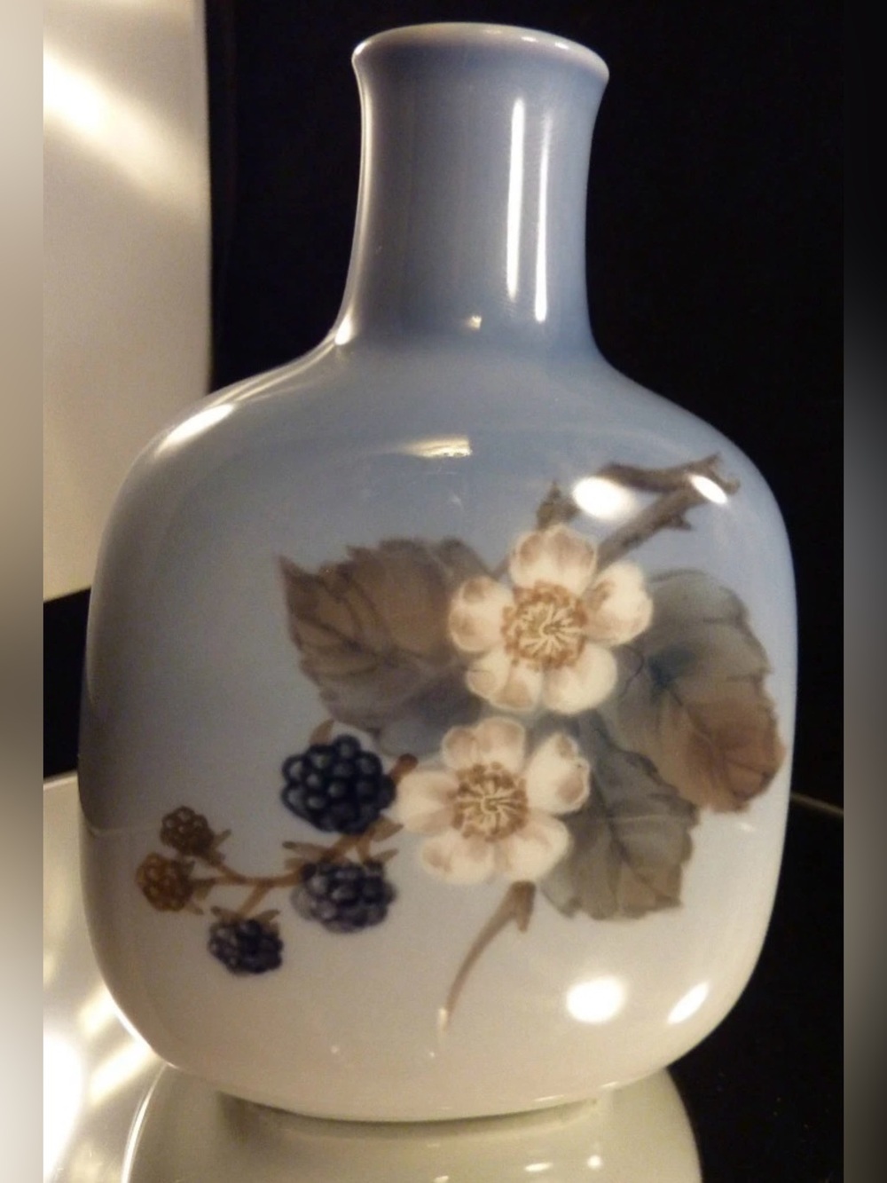 Royal Copenhagen BLACKBERRIES Squat Vase #288/4646 5-3/4"